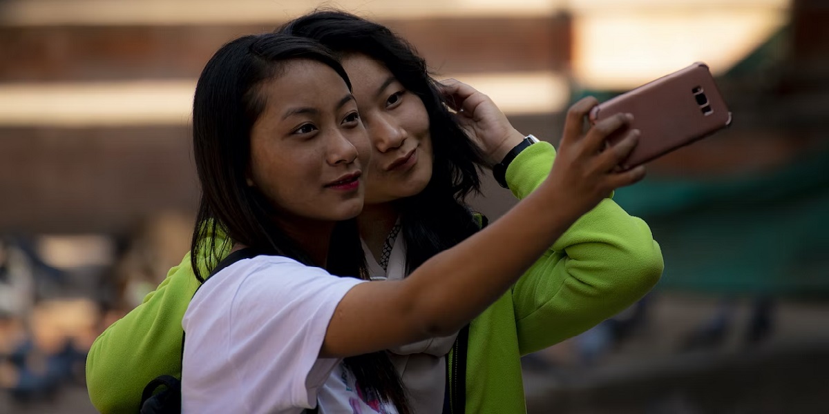 נפאל נערות סלולארי סלפי