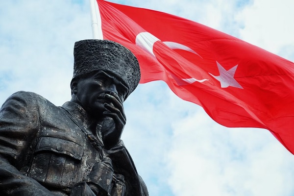 טורקיה פסל אטטורק דגל