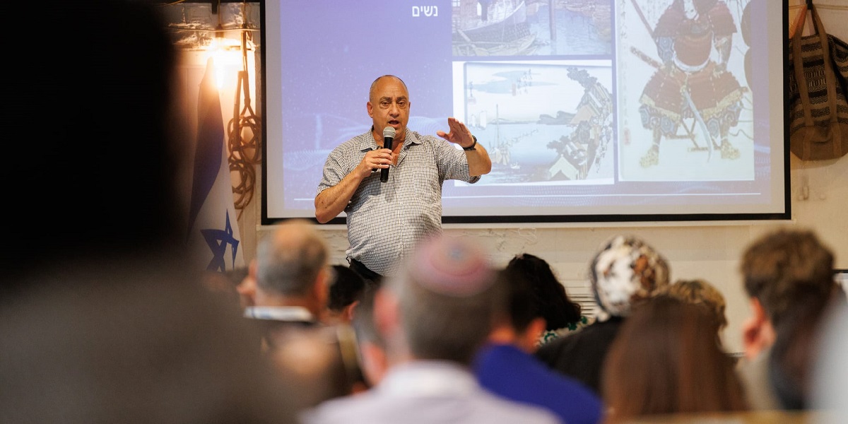 טל רשף בעת הרצאה