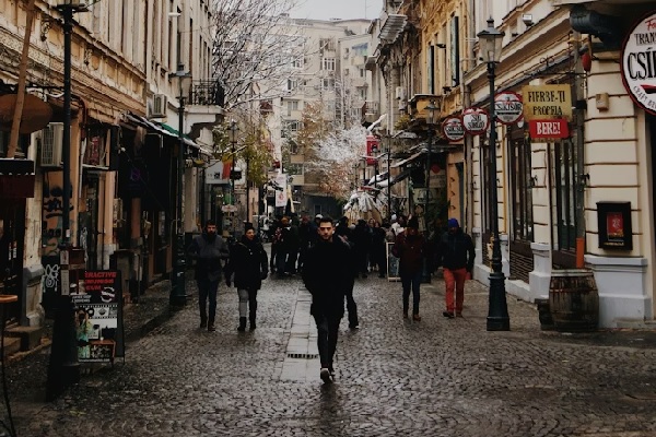 אנשים רחוב בוקרשט רומניה